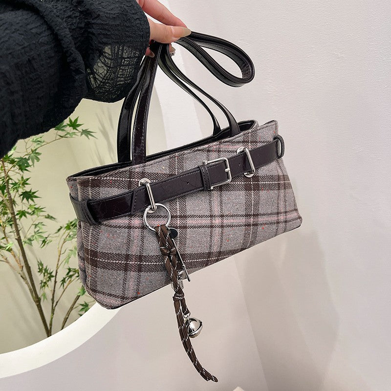 Retrotasche mit Karomuster
