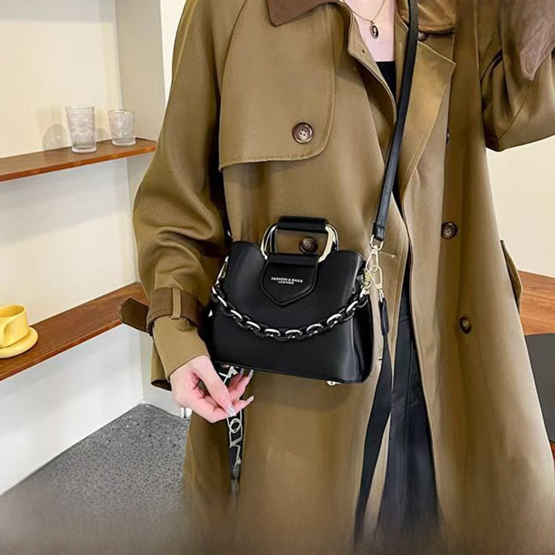 Sac bandoulière minimaliste avec chaîne