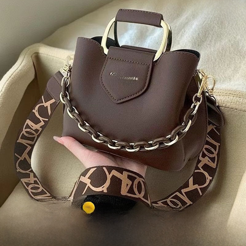 Sac bandoulière minimaliste avec chaîne