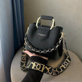 Sac bandoulière minimaliste avec chaîne