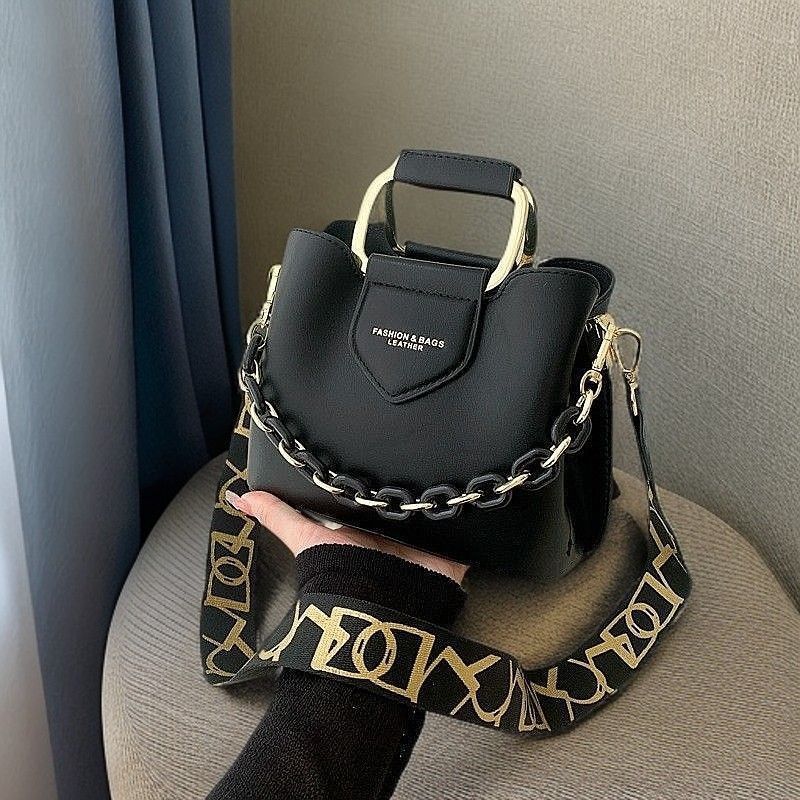 Sac bandoulière minimaliste avec chaîne