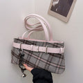 Retrotasche mit Karomuster