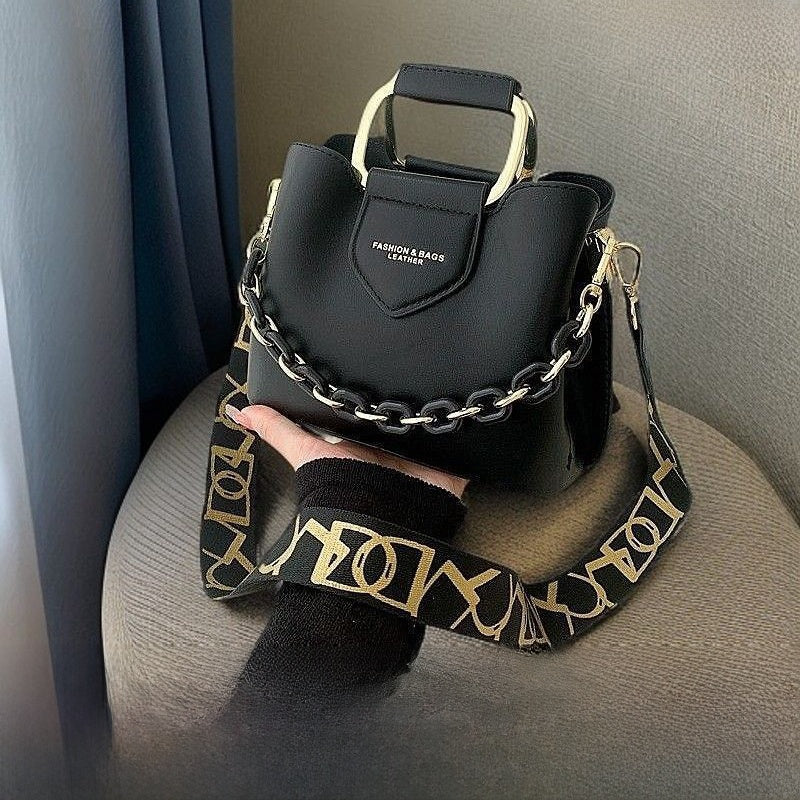 Sac bandoulière minimaliste avec chaîne