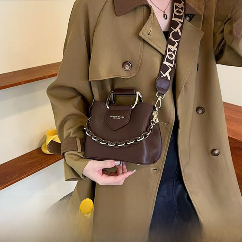 Sac bandoulière minimaliste avec chaîne